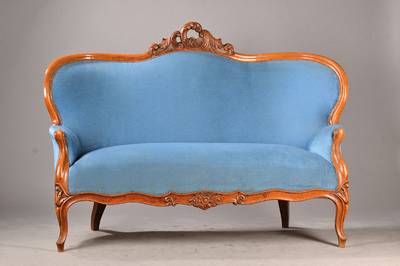 Salonsofa, sog. Canapé Causeeuse, wohl süddeutsch, um 1850/60, Nussbaum furniert, allseitig geschweifte Form, im 2. Rokoko-Stil, Bekrönung mit ...