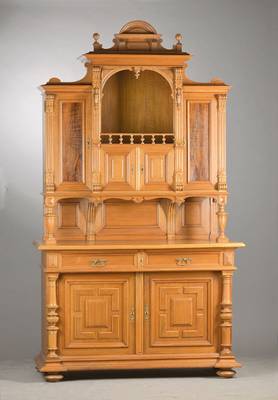 Aufsatzbuffet, deutsch, um 1890/1900, Nussbaum massiv, z.T. auf Eichekorpus, komplett auf Rahmen gearbeitet, Aufsatz Podestförmig, Mittelteil ...