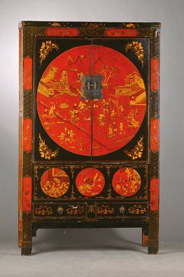 Hochzeitsschrank, China, um 1800-1820, auf Rahmen gearb., 2-türig, 2-schübig, Rotlackm. Landschaftsszenerien und Kindern, gold gehöht, schwarze ...