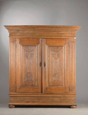 Dielenschrank, Hessen wohl Vogelsberg, um 1770, Eiche massiv, Kassetten mit aus dem Vollholz geschnitztem Bandelwerk, z.T. auch gerippt, Innenleben ...