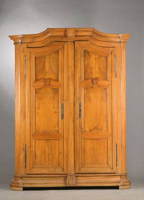 Kleiderschrank, Süddeutsch, um 1770, auf Rahmen gearbeitet, Nussbaum massiv, Kasetten: Nussbaumwurzel gespiegelt verlegt,inder horizontalen jeweils ...