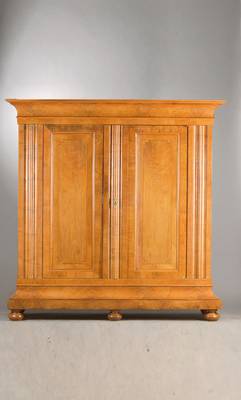 Halbwellenschrank, wohl Zürich, um 1770, Nussbaum - u. Wurzelnussfurnier auf Weichholzkorpus, Gesims u. Sockel mit starker Hohlkehle, Türen auf ...