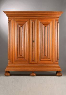 Nasenschrank, Hessen, wohl Frankfurt, um 1760, Eiche auf Weichholz, Gesims, Sockel u. Türfüllungen überreich profiliert, seitl. Nasen sehr ...