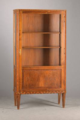 Vitrine, um 1920, im klassizistischen Stil, Nussbaum massiv, 1-türig, Ecken abgeschrägt, Innen 3 Einlegeböden, diese verstellbar, klassizistische ...