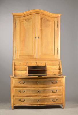 Aufsatzsekretär, südwestdeutsch, um 1770, Nussbaum massiv z.T. auf Weichholzkorpus furniert, 3-schübige Kommode mit gewölbter Front, Schubfront ...