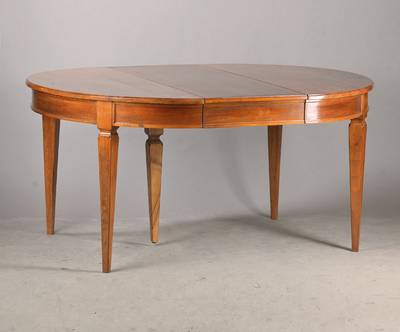 Großer Ausziehtisch, 1860/70, Nussbaum massiv z.T. Nussbaum auf Weichholzkorpus, fein abgesetzt u. beschnitzte konische Vierkantfüße, Zarge mit ...