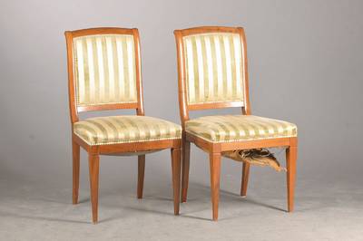 6 Stühle, um 1860/70, Nussbaum massiv, Vorderbeine abgesetzt u. konisch, Hinterbeine u. Lehne elegant geschwungen, Bezug mit Gebr.-Sp., Polster z.T. ...