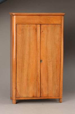 Miniturschränkchen, wohl südwestdeutsch, um 1900, im Biedermeierstil, Nussbaum massiv, 2-türig, abgerundete Ecken, Boden, Rückwand u. ...