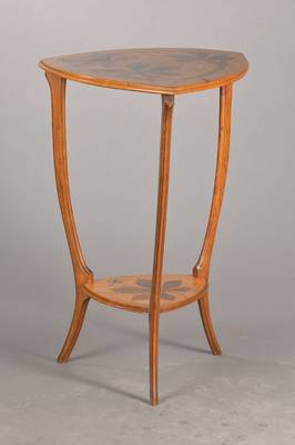 Beistelltischchen, signiert H.Michaut, Nancy, 1914, (Hector Michaut, 1874-1923), Nussbaum massiv, abstrakt floraler Jugendstil, 2 Etagenmit ...