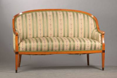 Sofabank, wohl süddeutsch, um 1900, im Biedermeierstil, Kirschbaum mit partiell geschwärzten Kontrasten, elegant gebogene Form in die Armlehnen ...