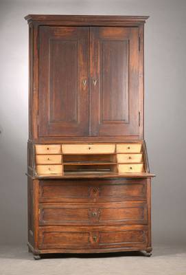 Aufsatzsekretär, wohl Südpfalz, um 1770, Eiche massiv, auf Rahmen gearbeitet, 3-teilig, Aufsatz 2-türig, mittiger Sekretärs mit 7- schübigem ...
