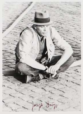 Joseph Beuys, 1921-1986, Werner Krüger, geb. 1917, Fotografie von Joseph Beuys, Silbergelatineabzug, handsigniert von J. Beuys, rückseitig ...