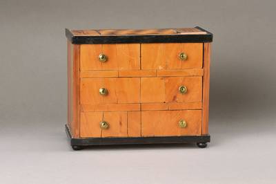 Miniaturkommode, um 1815/20, Kirschbaumfurnier auf Weichholzkorpus, 3-schübig, Platte mit Rautenmarketerie, oberes u. unteres Profil kontrasierend ...