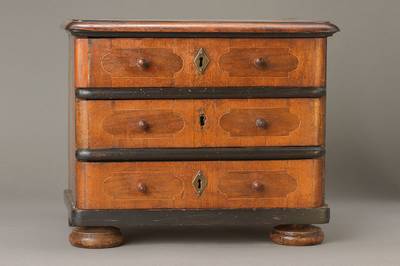 Miniaturkommode um 1780, aus Schlossbesitz,, Nussbaumfurnier auf Weichholzkorpus, Ahornfaden, Rosenholzbänder, 3-schübig mit orig. ...