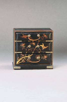 Miniatur-Lackkommode, wohl China oder Japan, um 1900, Pappel schwarz gelackt mit Chinoserie, Darstellung stilisierter Krischblüten mit Vögeln als ...