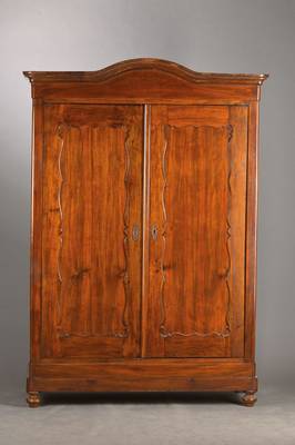 Spätbiedermeierschrank, süddeutsch, um 1840/50, Nussbaum massiv z.T. Weichholzkonstruktion, 2-türig, auf Rahmen gearbeitet, Türfüllungen in ...