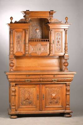 Elitäres Gründerzeitbuffet, deutsch, um 1900, Eiche massiv, große Kredenz, 2-türig, 2- schübig, mit 2 Ausziehplatte (diese l. verzogen), Aufsatz ...