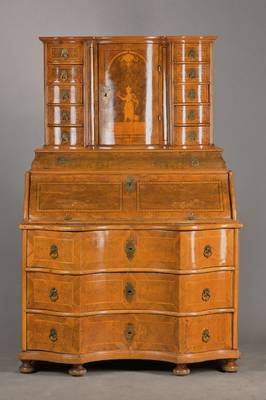 Adliger Tabernakelsekretär, wohl Raum Würzburg, um 1740/50, Nussbaum- bzw. Wurzelnussfurnier auf Weichholzkorpus, Kommodevielfach geschweift u. ...