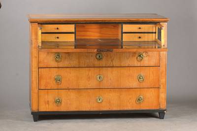 Schreibkommode, süddeutsch, um 1810/15, Esche furniert auf Weichholzkorpus, 4-schübig, oberer Schub mit Sekretär, Front abklappbar mit seitl. ...