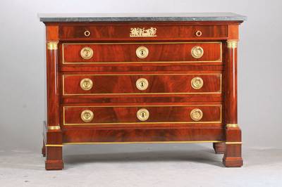 Kommode im Empire-Stil, wohl Frankreich, um 1880/90, Mahagoni furniert u. massiv, z.T. auf Weichholz- u. Nussbaumkorpus, 4-schübig, seitl. ...