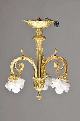 Kleiner Deckenlampe im eklektizistischen Stil, 70er Jahre, Messing in Akanthusblattausführung, Mittelstab konisch u. kanneliert, 3 Brennstellen mit ...