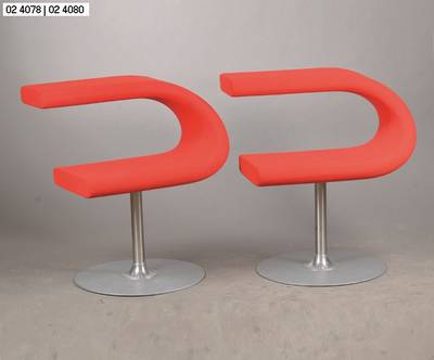 Set von zwei gebrauchten ultramodernen Sitzmöbeln, entworfen von dem Designer Frederik Mattsen für Bla-Station aus dem Jahr 2001, der Sessel trägt ...