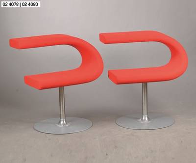 Set von zwei gebrauchten ultramodernen Sitzmöbeln, entworfen von dem Designer Frederik Mattsen für Bla-Station aus dem Jahr 2001, der Sessel trägt ...