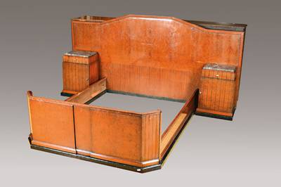 Komplettes Schlafzimmer-Ensemble, wohl Frankreich, Art-Deco, um 1935/40, bestehend aus Kleiderschrank, Bett mit 2 Nachttischchen und Frisierschrank ...