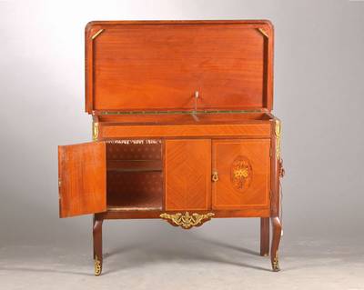 Barschrank, wohl Frankreich, um 1920/30, Mahagonifurnier vielfach auf Kreuzfuge verlegt, farbenfrohe Marketerie, 2-türig, Innen mit Stoffbespannung ...