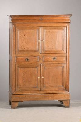 Wäscheschrank, wohl Lothringen, um 1870, Eiche massiv, auf Rahmen gearbeitet, Kopfschub mit gewölbten Seiten, Schauseite mit Wellenprofil auf ...