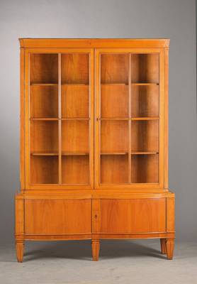 Aufsatzvitrine, deutsch, um 1910, Kirschbaummassiv, Aufsatz 2-türig verglast u. vielfach versproßt, Innen 3 Einlegeböden, Unterbau 2- türig mit ...
