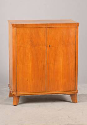 Art-Deco-Halbschrank, süddeutsch, um 1910/20, Wurzelnussfurnier doppelt gespiegelt verlegt, strenger Korpus in Anlehnung an den Biedermeierstil, ...