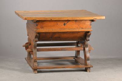 Barocker Kastentisch, sog. Rhöntisch / Jogltisch, Hessen/Rhön, 18.Jh., Nussbaum massiv, orig. Platte aufschiebbar u. abschließbar mit Innenkasten, ...