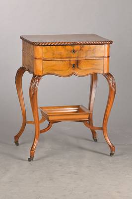 Nähtischchen, deutsch, um 1860, Wurzelnussfurnier auf Kreuzfuge verlegt, Nussbaum auf Weichholzkorpus, 2-schübiger Kasten mit praktischer ...