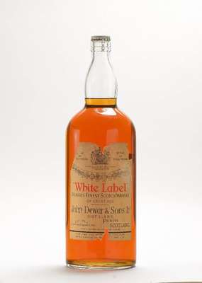 1 Großflasche John Dewars & Sons Ltd. White Label, Dewar's finest scotch Whisky, Distillers Perth Scotland, blended, distilled and bottled in ...