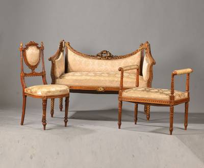 Salon-Ensemble, wohl Frankreich, um 1900, Bestehend aus 2 Stühlen, einer Gondel u. einem Canapé, Mahagoni massiv, nach dem Vorbild von1770/80, ...