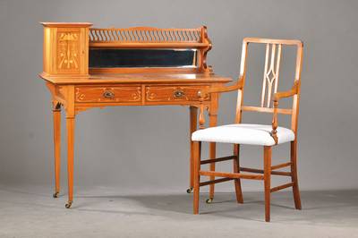 Damenschreibtisch mit Armlehnstuhl, deutsch, um 1905/10, sog. floraler Jugendstil, Mahagoni massiv, Schreibtisch mit asymmetrischem Aufsatz aus ...