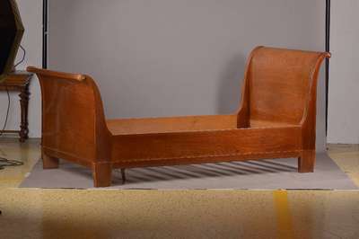 Bett im Biedermeierstil, um 1900, Buchefurnier auf Eiche, mit elegant geschwungenen Kopf- u. Fußteil, Kopfteil l. erhöht, Messingapplikationen, ...