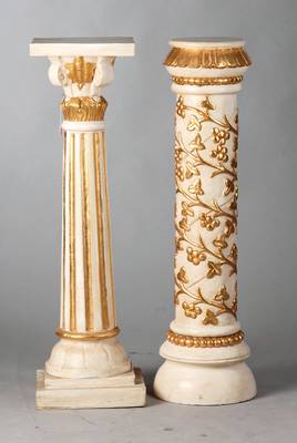 Paar Postamente/Blumensäulen, Ende 20.Jh., Hartholz weiß gefaßt mit goldgefaßtem Weinlaubdekor, schwere Qualität, H. ca. 102 cm