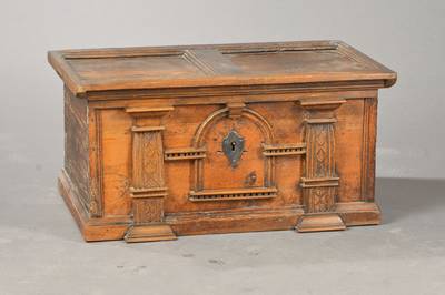 Zunftstruhe, wohl Raum Ulm, um 1700/10, Weichholz u. Nussbaum, frontseitig aufgeblendete Fassadenelemente, Deckel doppelt gefeldert u. profiliert, ...