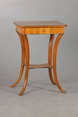 Elegantes Biedermeiertischchen, südwestdeutsch/ Baden, um 1820/30, Nussbaumfurnier auf Weichholzkorpus, filigrane Beine konkav eingezogen mit ...