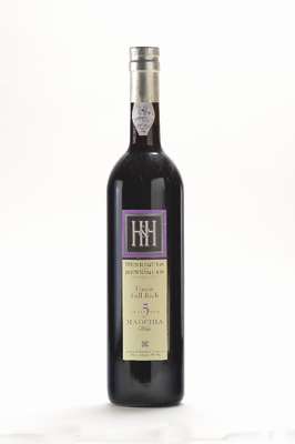 9 Flaschen Henriques & Henriques Madeira, 4x 10 years old Bual, upper mid shoulder- intoneck, 3x 10 years old Sercial, top shoulder -into neck, 2x ...