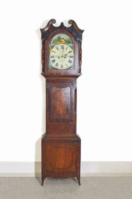 Standuhr mit Datumsanzeige, England um 1830,Gehäuse Eiche/Mahagoni Furnier, Einlegearbeiten, Sockeleinlage in früherer Zeit von innen parkettiert, ...