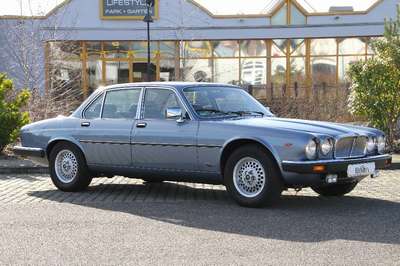 Jaguar XJ 12, EZ 04.1989, 1. Hand, Laufleistung ca. 18.030 km original, HU 06.2017, 194 kW/ 264 PS, 12-Zylinder, Automatikgetriebe, blau-metallic, ...