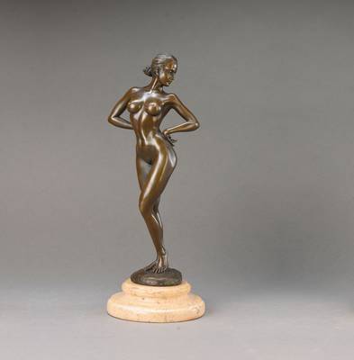 Ray Mondo, zeitgenössischer Künstler, stehender weiblicher Akt, Bronzeskulptur auf Sockel, signiert, H. ca. 34 cm