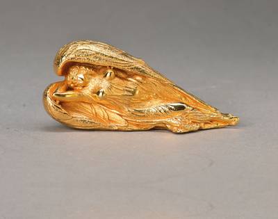 Ernst Fuchs, geb. 1930 Wien, Schutzengel, Bronzeskulptur, goldene Ausführung, signiert und nummeriert 95, L. ca. 10 cm