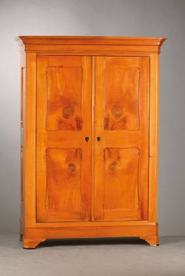 Schrank, wohl Baden, süddeutsch, um 1840/50, Kirschbaum massiv, z.T. Weichholzkonstruktion, komplett auf Rahmen gearbeitet, 2-türig, je mit 2 ...