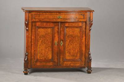 Louis-Philippe-Halbschrank, deutsch/westdeutsch, um 1870, Nussbaum- u. Wurzelnussfurnier auf Weichholzkorpus, 1- schübig u. 2-türig, rautenförmige ...