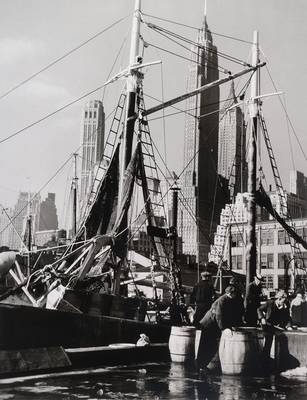 Andreas Feininger, 1906-1999, Fischmarkt in der South Street New York, 1940, s/w Fotografie aus dem Nachlass, rückseitig Stempel, hergestellt für ...
