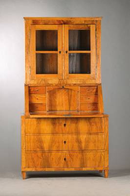 Aufsatzsekretär, süddeutsch, um 1820/30, Aufteilung á trois corps, Nussbaum bzw. Wurzelnussfurnier sog. Fontänenfurnier, doppelt gespiegelt auf ...